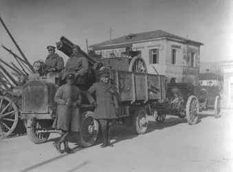 Britische Soldaten in Italien während des Ersten Weltkriegs transportieren eine Feldkanone